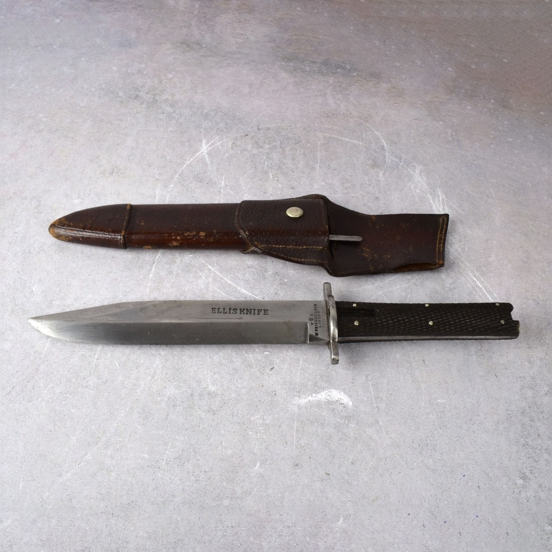 Antique W. Thornhill & Co. London Knife: Antique W. Thornhill & Co. London "Ellis" Sportsman's Knife with Checkered Horn Handle and Leather Sheath having a Locking Mechanism. Marked "ELLIS KNIFE", also marked with a "V[crown]R" royal cypher 