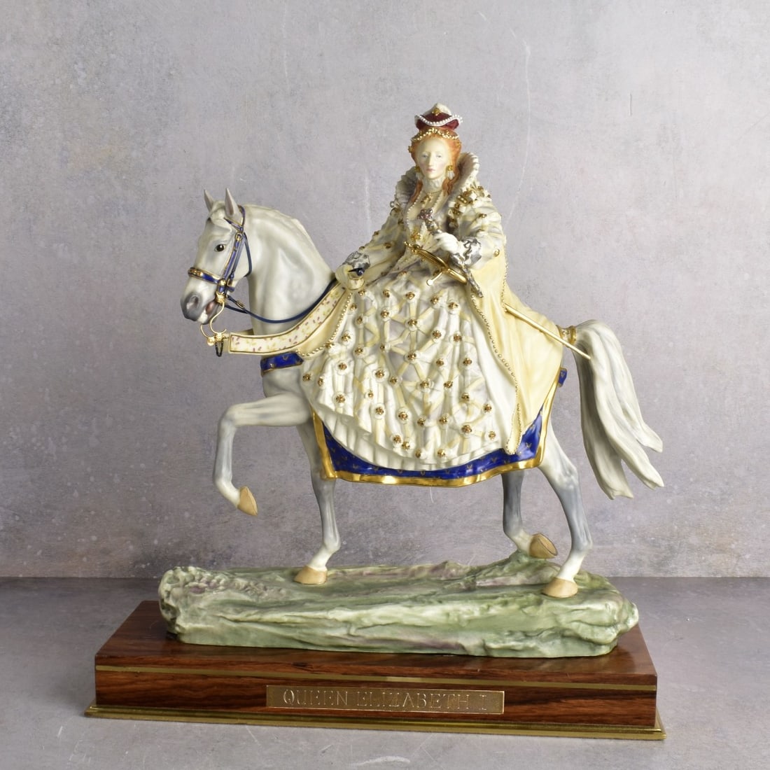 Royal Worcester Porcelain Figure Queen Elizabeth I (1 of 8)