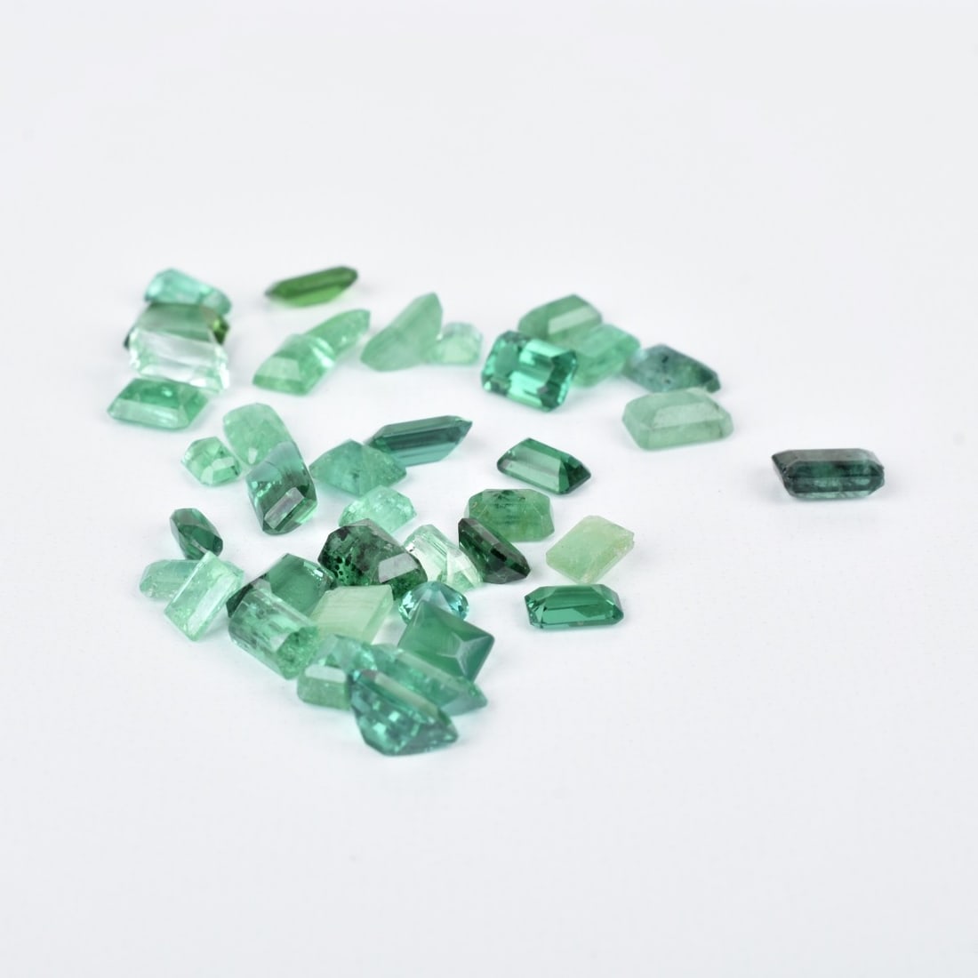 15.6ct TW Colombian Emeralds: Approx. 15.6 Carat TW Emerald Cut Natural Colombian Emeralds (not mounted). Various sizes, clarity and saturation of color. Kodner Galleries offers phone and absentee bidding at a low, flat 21% buyer�