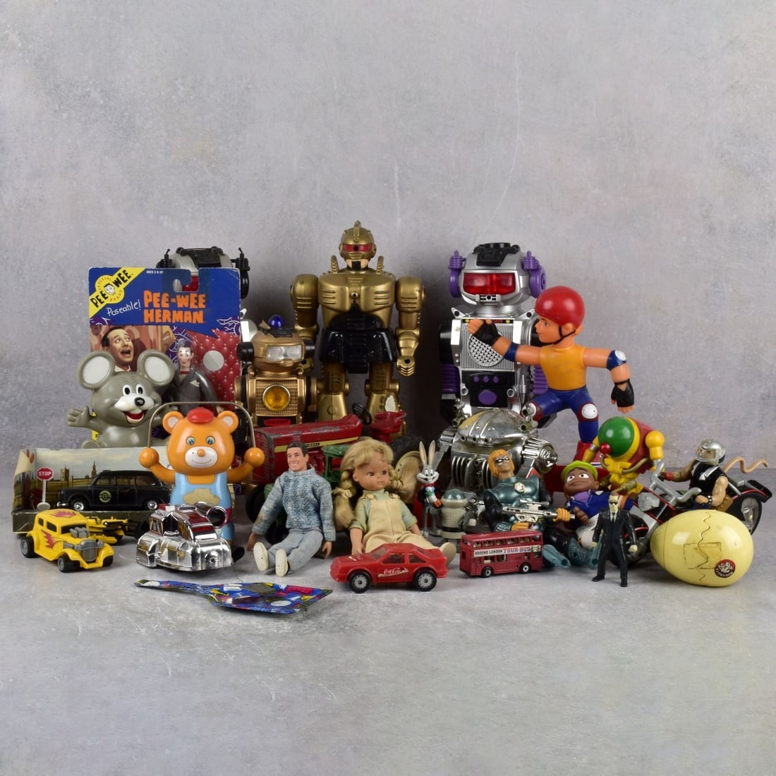 Vintage Box Lot of Toys and Memorabilia: Vintage Box Lot of Toys and Memorabilia. Kodner Galleries offers phone and absentee bidding at a low, flat 21% buyer’s premium without surcharge or hidden fees. For information, please contact the g