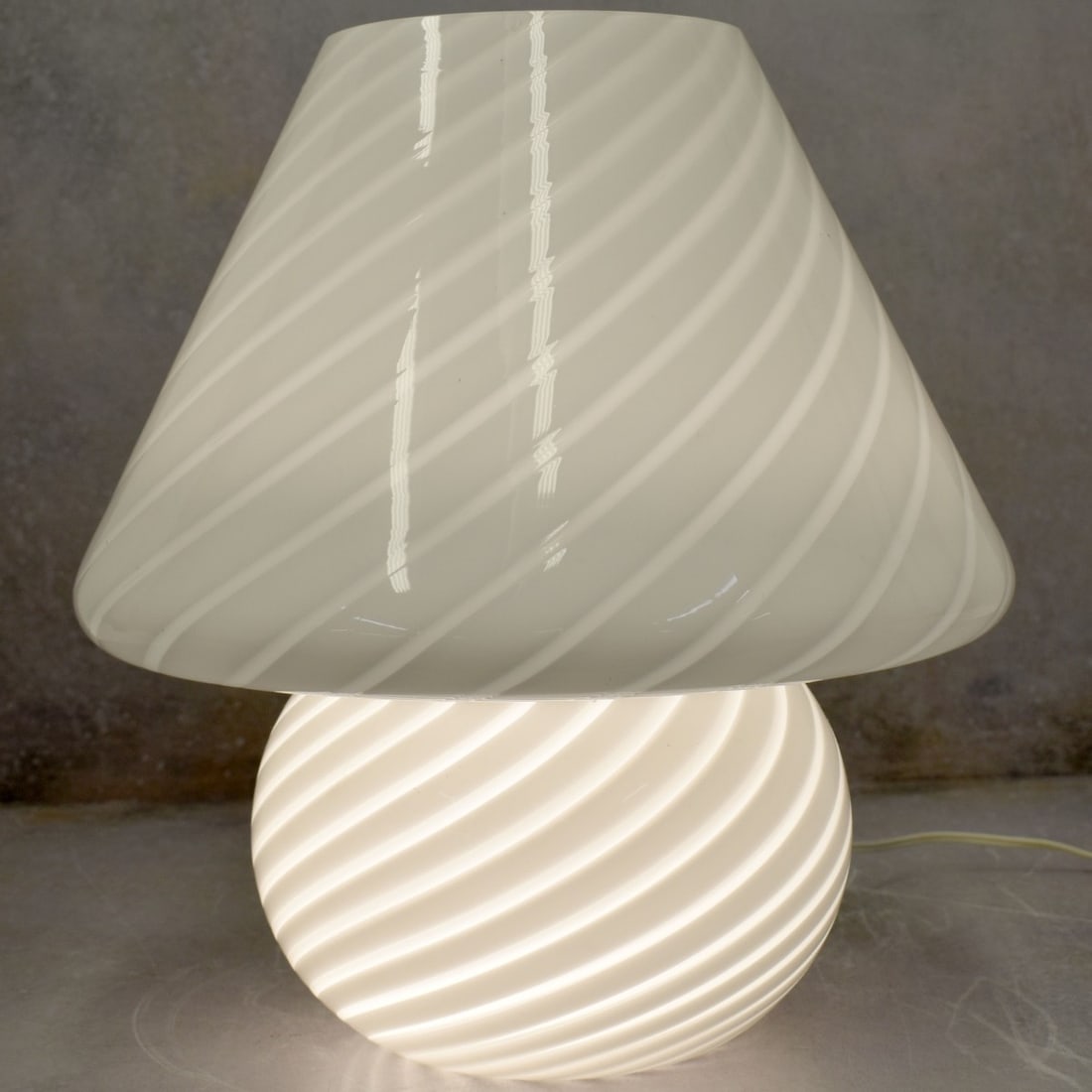 Vintage Retro Murano Glass Mushroom Lamp: Vintage Retro Murano Glass Mushroom Lamp. Measures: 15-1/2" High, 14" Diameter. Kodner Galleries offers phone and absentee bidding at a low, flat 21% buyer’s premium without surcharge or hidden fees