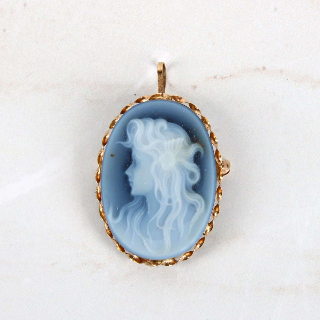 Onyx and 14K Cameo Pin / Pendant: Vintage Italian Finely Carved Onyx Cameo and 14 Karat Yellow Gold Pin / Pendant. Stamped Italy 14K. Measures 1-1/8" H, 1/2" W. Approx. weight: 4.07 grams. Kodner Galleries offers phone and absentee bi