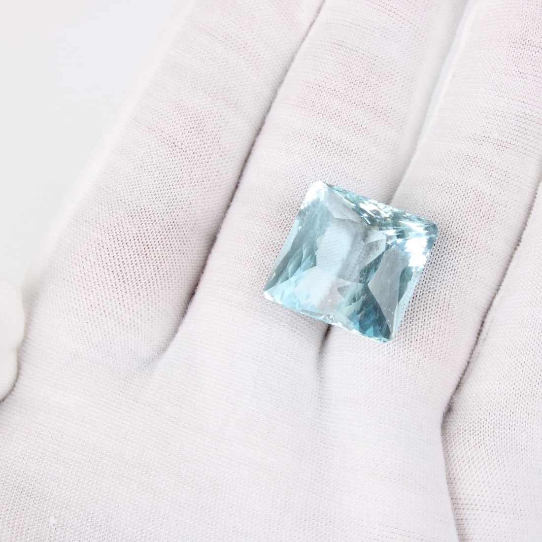 28.34 Carat Aquamarine: Approx. 28.34 Carat Square Cut Natural Aquamarine. Aquamarine with good color and clarity, measures 18.5 x 18.5 x11mm. Condition: Very good condition. For additional information and/or WhatsApp video 