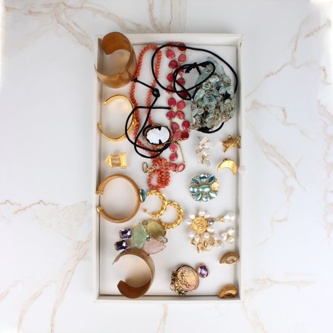 Tray Lot of Fashion Jewelry: Tray Lot of Vintage Fashion Jewelry. To include necklaces, bracelets, pins,and earrings. Some pieces signed Jaded. Variously accented with quartz, pearls and coral set in gold tone metal. Provenance: