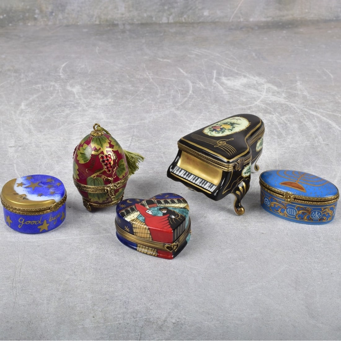 Assorted Limoges Porcelain Pill Boxes (1 of 9)