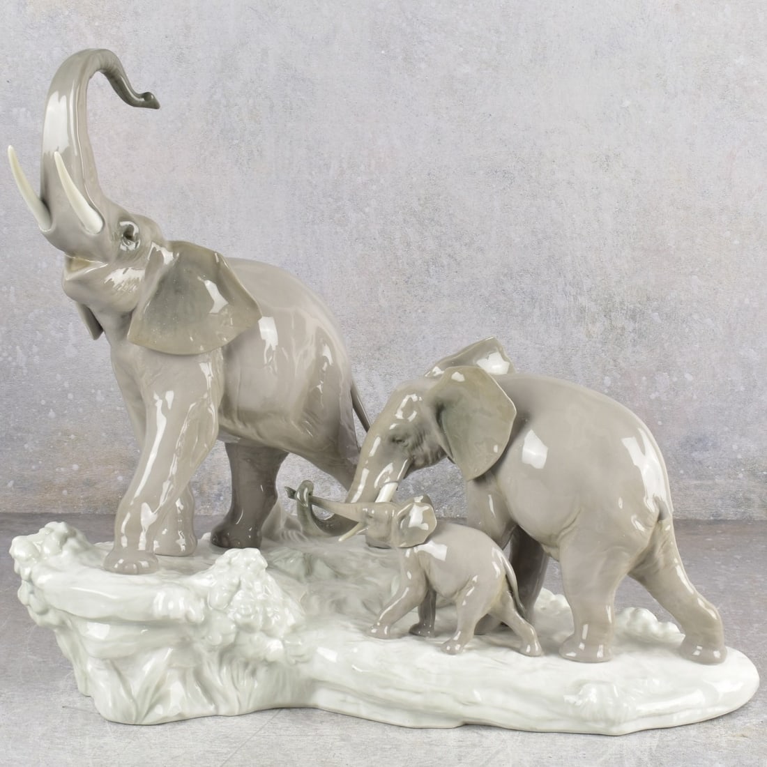 Lladro "Elephants Walking" Sculpture (1 of 7)