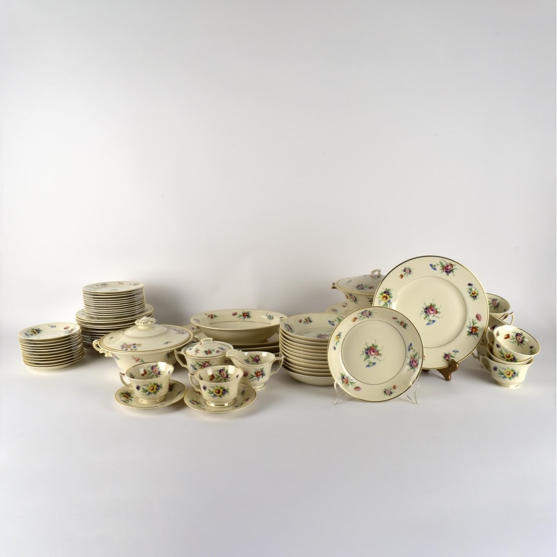 Syracuse "Sharon" Pattern Dinner Service. (1 of 9)