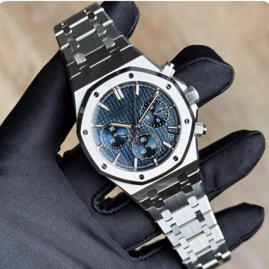 Audemars Piguet Royal Oak Chronograph: Audemars Piguet Royal Oak Chronograph Stainless Steel Ref. 26240ST-OO.1320ST.01, Blue Dial. Automatic self-winding movement. Case measures 41mm. With box and papers. Condition: Very good condition.