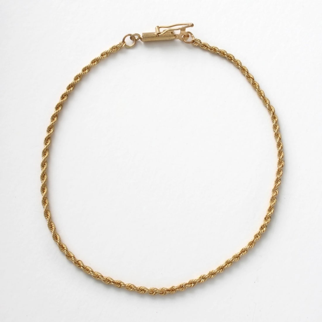 14K Bracelet: Delicate Vintage Diamond Cut Link 14 Karat Yellow Gold Bracelet. Measures 7" L. Approx. weight: 1.83 grams. Kodner Galleries offers phone and absentee bidding at a low, flat 21% buyer’s premium with