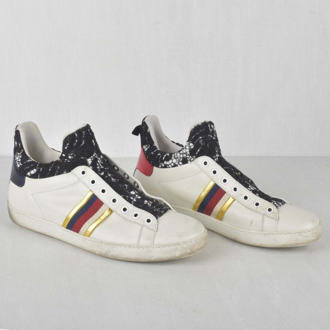 Womens Gucci White Leather Sneakers: Womens Gucci White Leather Sneakers. Probably US size 8. Kodner Galleries offers phone and absentee bidding at a low, flat 21% buyer’s premium without surcharge or hidden fees. For information, plea