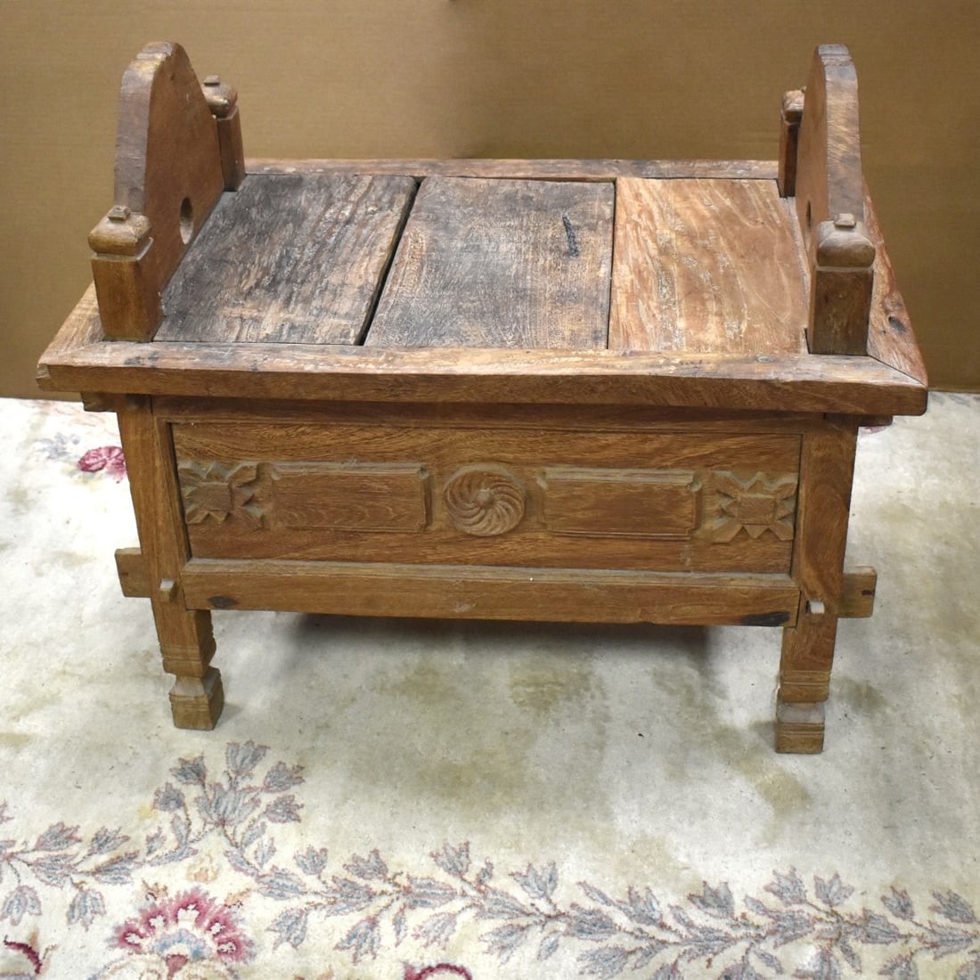 Antique Chinese Carved Bench: Antique Chinese Carved Bench with a Lift Up Center Board to Reveal a Storage Compartment. Measures: 28-1/2" H, 33" W, 20-1/4" D.Kodner Galleries offers phone and absentee bidding at a low, flat 21% bu