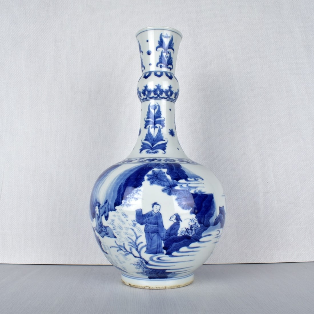 Chinese Blue and White Porcelain Bottle Vase: Chinese Blue and White Porcelain Bottle Vase. Unsigned. Measures: 14-3/4" H, 7-1/2" Dia. Kodner Galleries offers phone and absentee bidding at a low, flat 21% buyer?s premium without surcharge or hidd