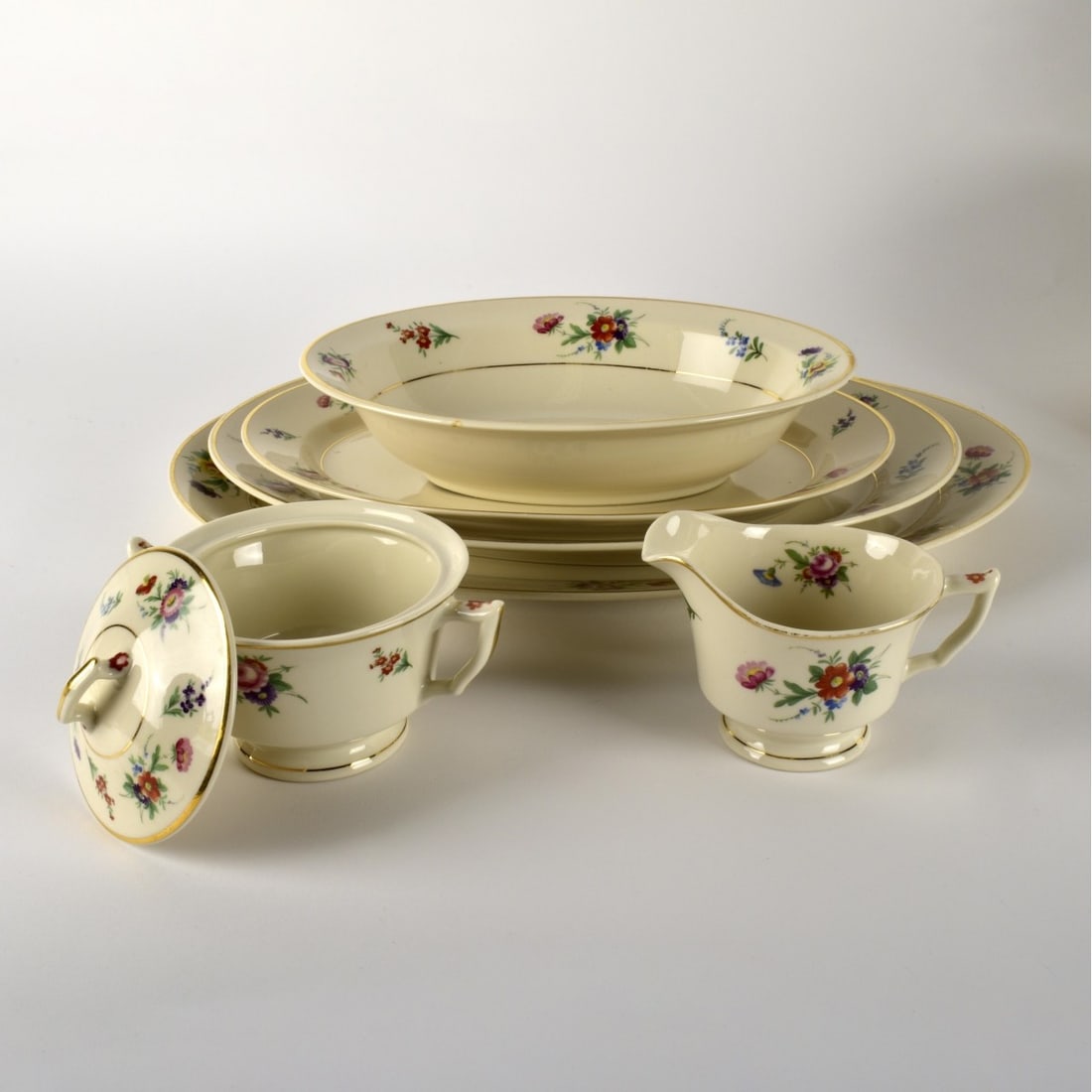 Syracuse "Sharon" Pattern Dinner Service. - 2