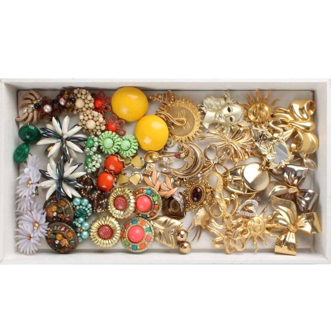Tray Lot of Costume Earrings and Pins: Tray Lot of Vintage Costume Earrings and Pins. Earrings are clip back or screw back. Variously accented with faux color stones, faux diamonds, faux pearls and more. Various styles and makers. Tray is