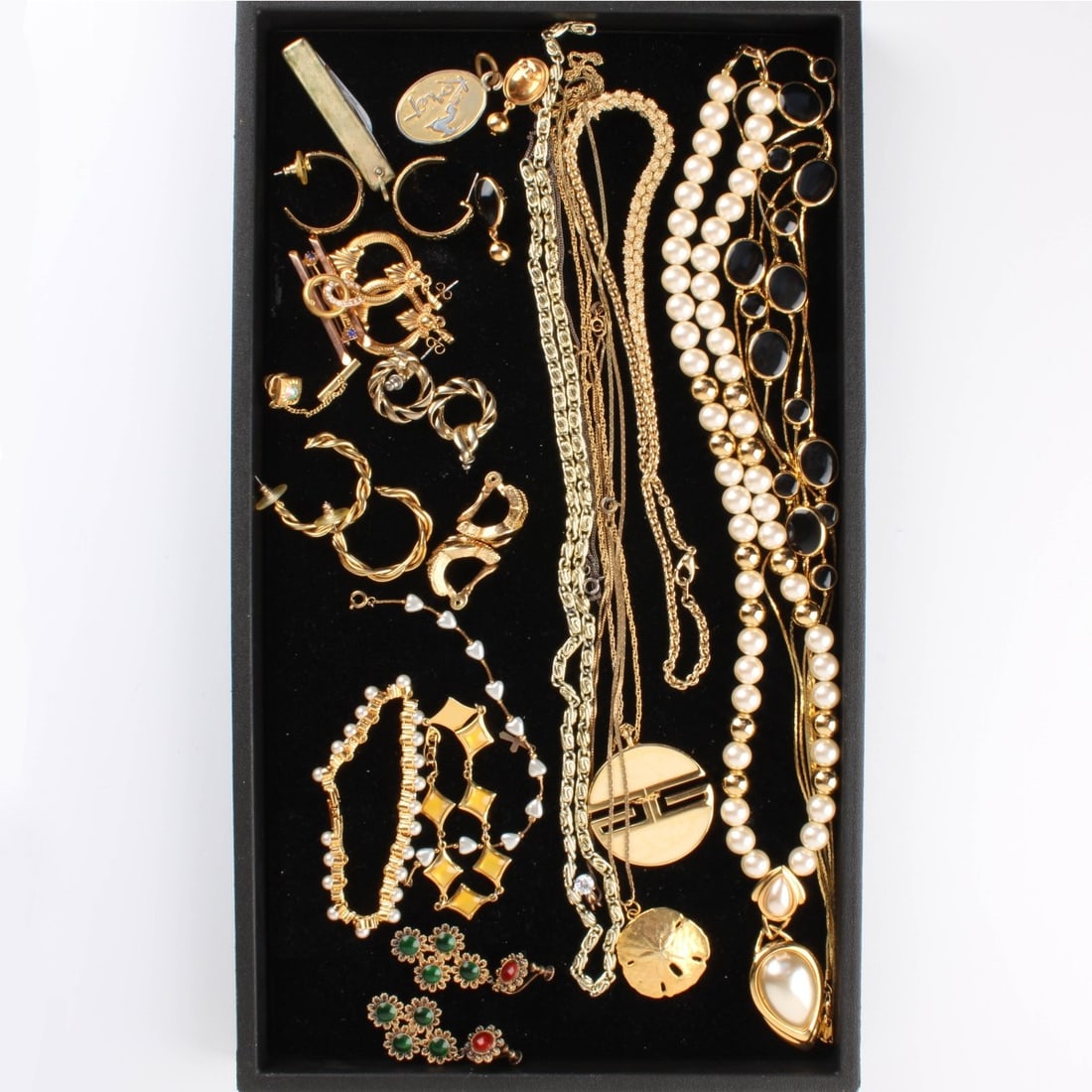 Tray Lot of Fashion Jewelry: Tray Lot of Vintage Fashion Jewelry. To include necklaces, bracelets, earrings, pendants, pins and more. Various styles and makers. Kodner Galleries offers phone and absentee bidding at a low, flat 21