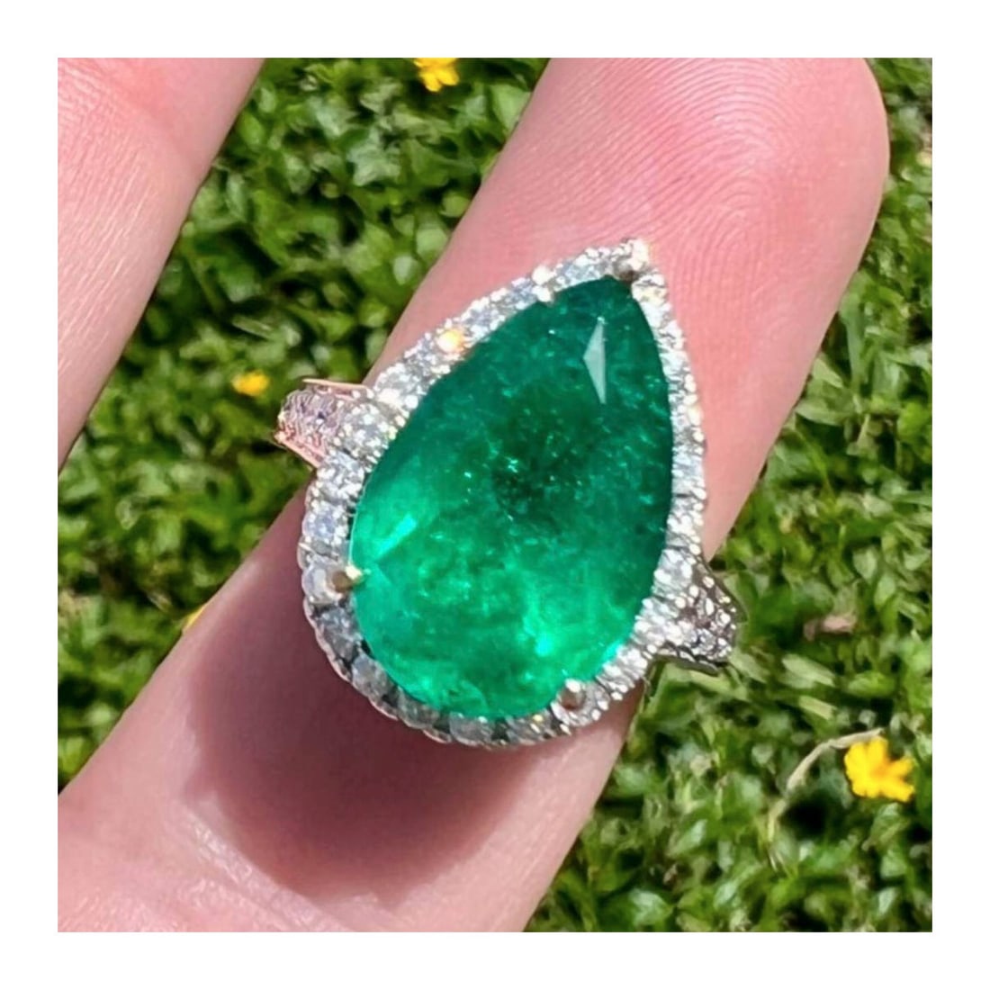 Emerald, Diamond and 18K Ring - 2