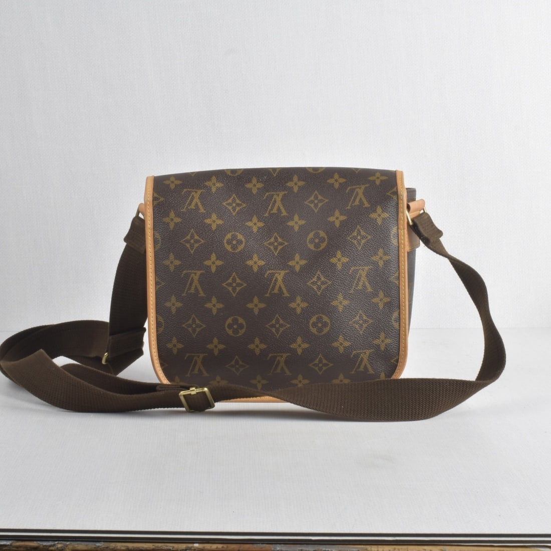 Louis Vuitton Messenger Should Bag: Louis Vuitton Messenger Shoulder Bag with Gold Tone Hardware. Measures: 9" high, 10" wide, 2-3/4" deep, drop measures: 6-1/4". Kodner Galleries offers phone and absentee bidding at a low, flat 21%