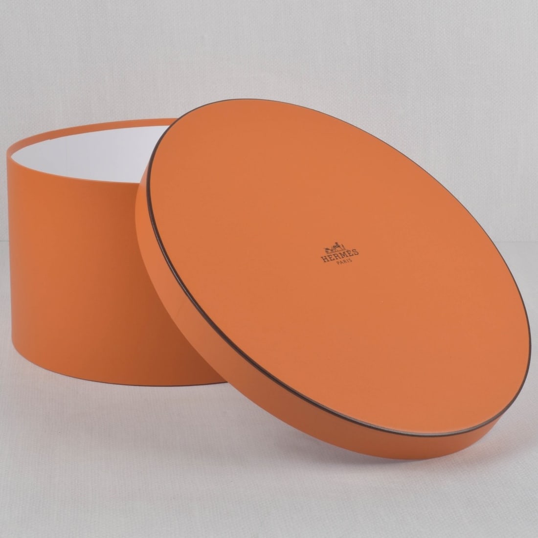 Herm?s Paris Oval Hat Box: Place text here