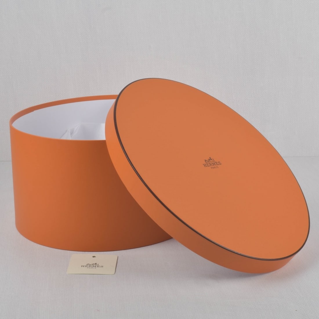 Herm?s Paris Oval Hat Box: Place text here