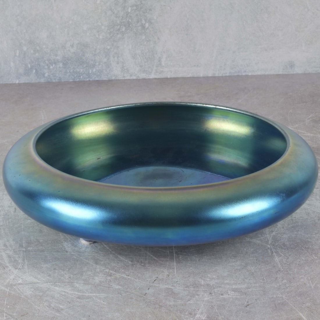 Steuben Blue Aurene Bowl: Steuben Blue Iridescent Aurene Three Footed Bowl Circa 1910. Signed "Aurene 2586" to the bottom. Measures: 2-3/8" high, 10" diameter. Kodner Galleries offers phone and absentee bidding at a low, flat