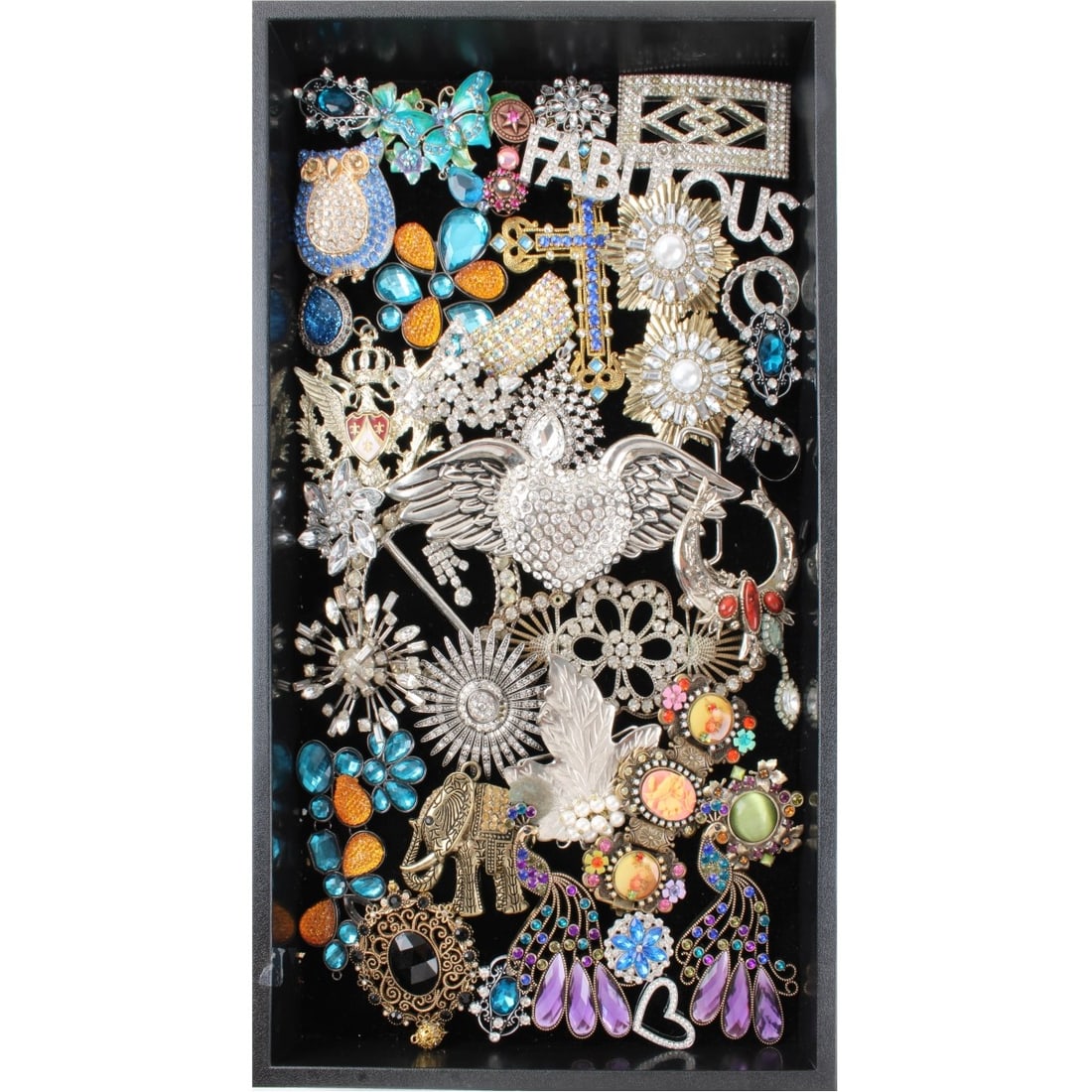 Tray Lot of Costume Jewelry & Parts: Tray Lot of Vintage Costume Jewelry & Parts. To include pendants, belt buckles and jewelry parts. Variously accented with rhinestones and color stones and more. Various makers and styles. Kodner Galle