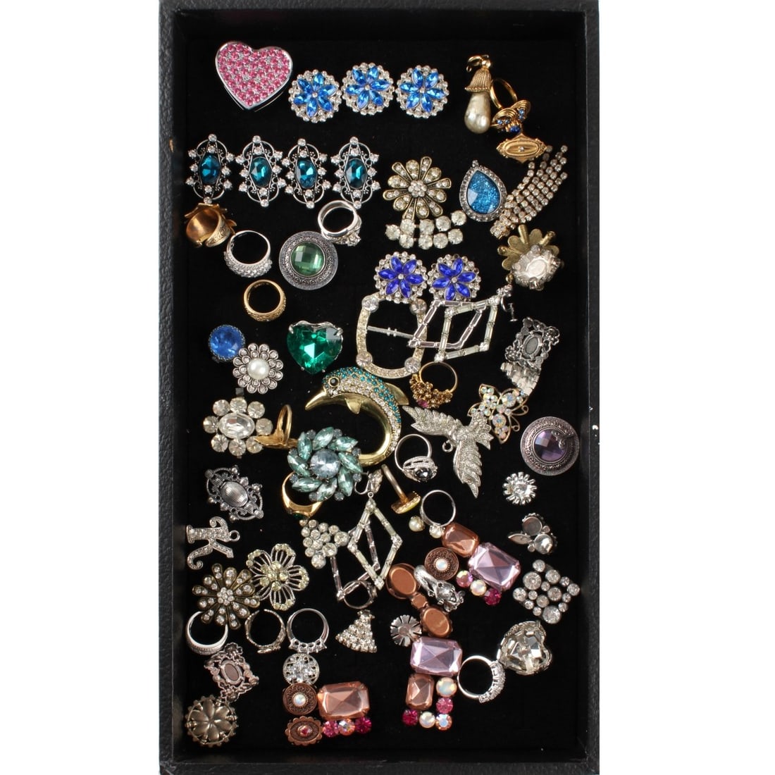 Tray Lot of Costume Jewelry & Parts: Tray Lot of Vintage Costume Jewelry and Parts. To include rings, pendants, earrings, belt buckle and jewelry parts. Variously accented with rhinestones and color stones. Various makers and styles. Kod