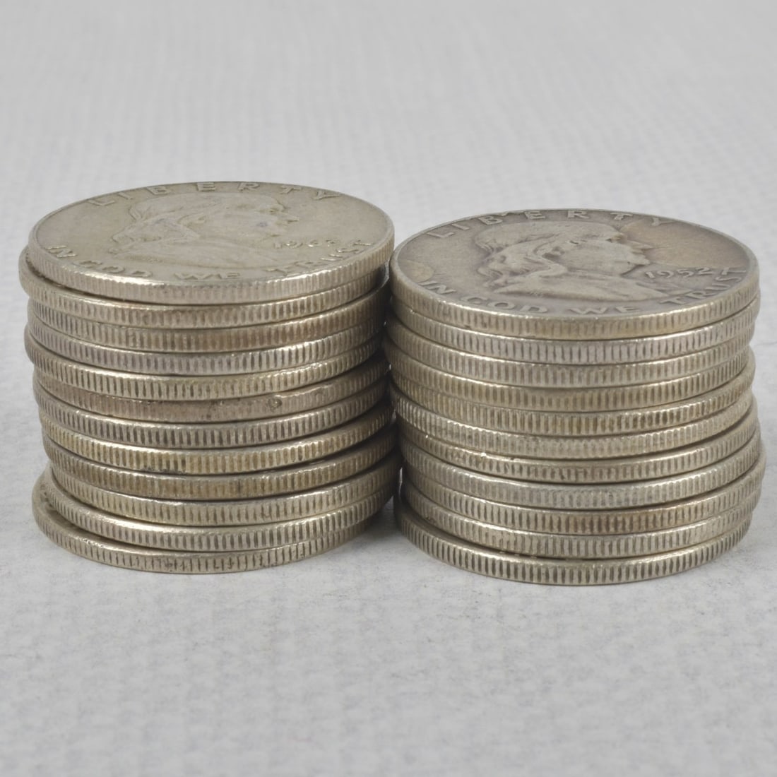 US Franklin Half-dollar Coins: Twenty-three (23) US Franklin Half-dollar Coins. Circulated various years 1950-1963. Total weight: 285.01 grams. Kodner Galleries offers phone and absentee bidding at a low, flat 21% buyer?s premium w