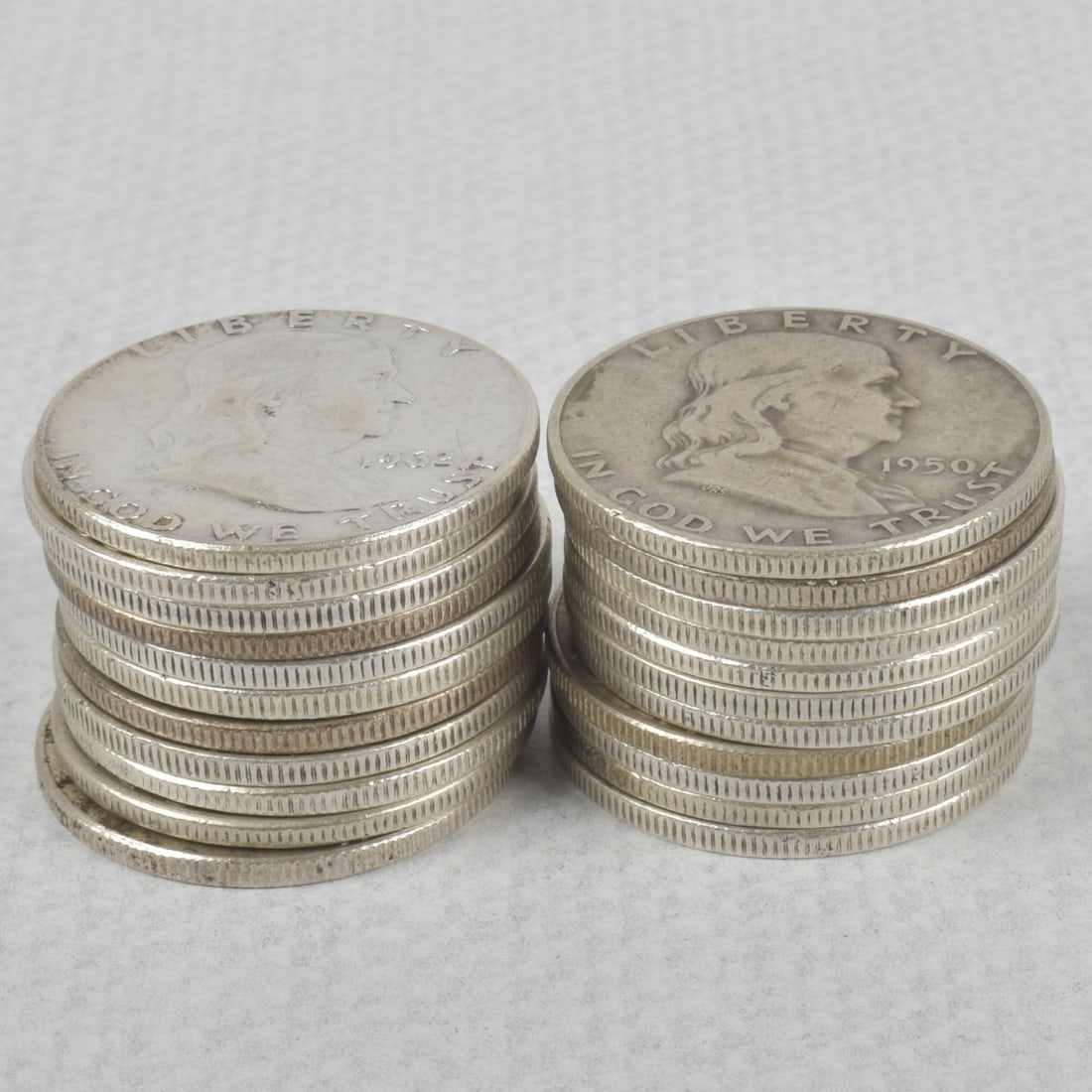 US Franklin Half-dollar Coins: Twenty-two (22) US Franklin Half-dollar Coins. Circulated various years 1950-1963. Total weight: 273.01 grams. Kodner Galleries offers phone and absentee bidding at a low, flat 21% buyer?s premium