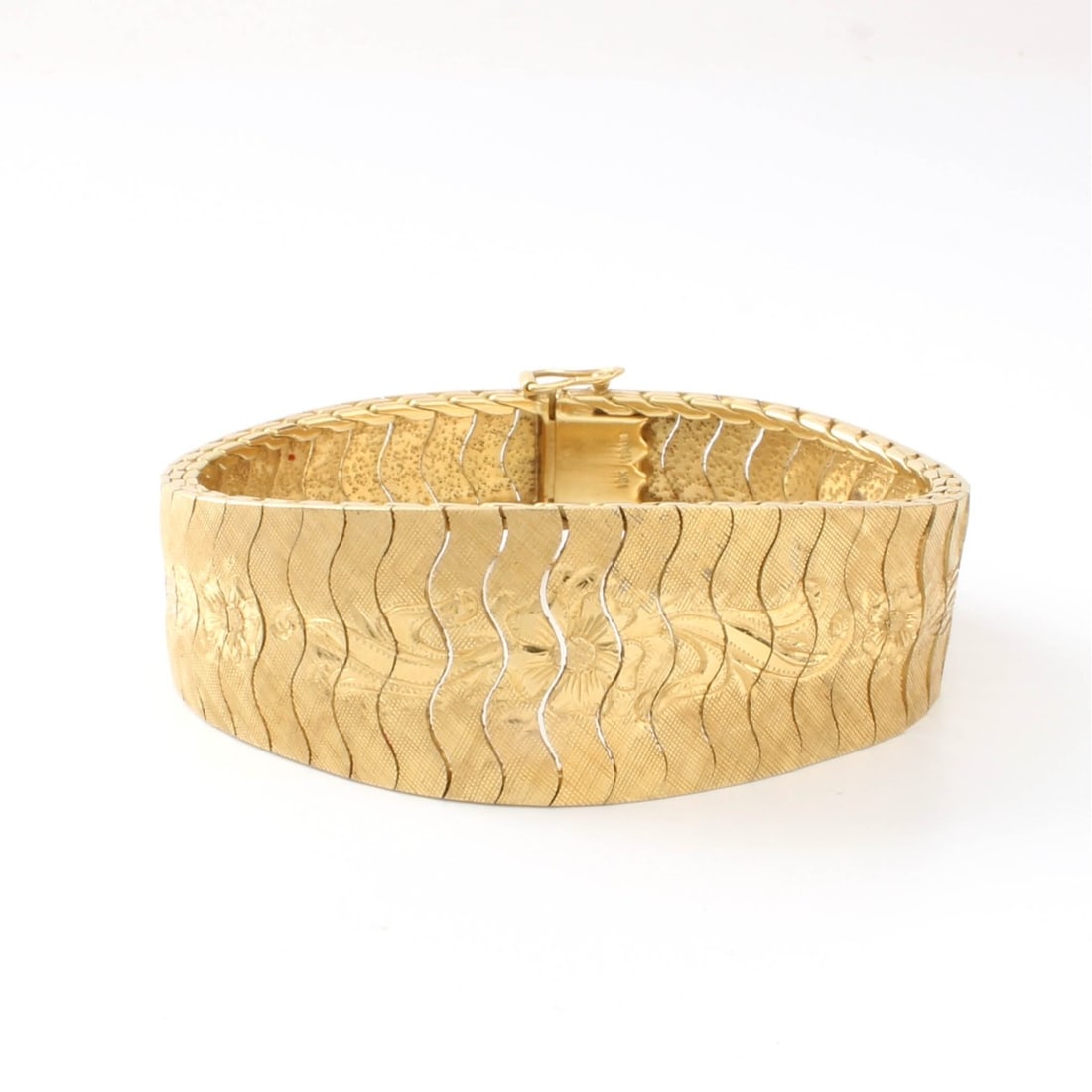 18K Bracelet: Vintage Italian 18 Karat Yellow Gold Flexible Link Bracelet with Etched Floral Design. Stamped 18K Italy. Measures 7-1/2" L. Approx. weight: 28.0 grams. Kodner Galleries offers phone and absentee