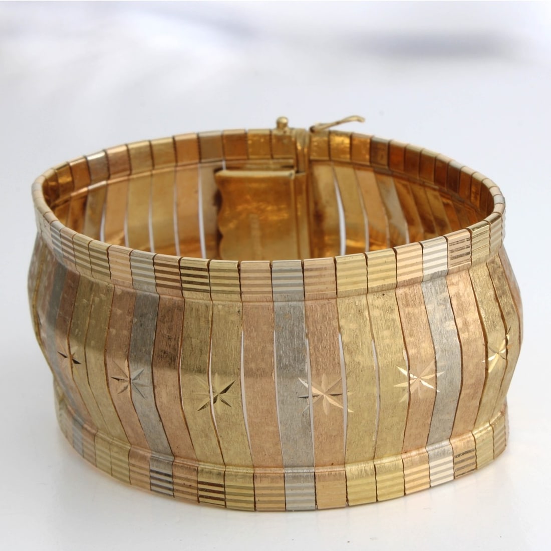18K Bracelet: Vintage Italian 18 Karat Tri-color Gold Flexible Link Bracelet. Stamped Italy 750. Measures 7-1/2" L, 1" W. Approx. weight: 46.75 grams. Kodner Galleries offers phone and absentee bidding at a low,