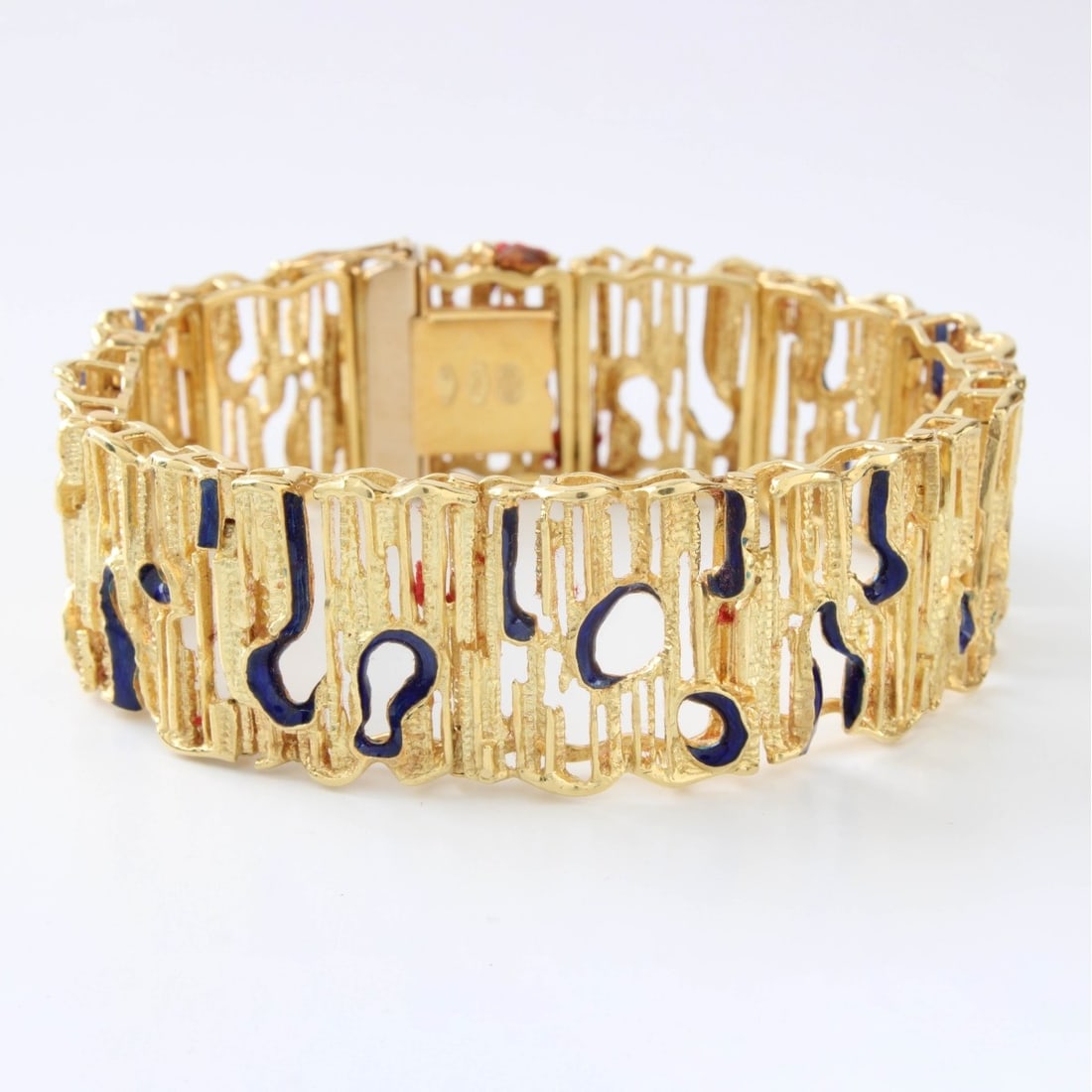 18K and Enamel Bracelet: Vintage Italian Retro Design 18 Karat Yellow Gold and Enamel Flexible Link Bracelet. Stamped Italy 18K. Measures 7-1/2" L. Approx. weight: 31.0 grams. Kodner Galleries offers phone and absentee biddin