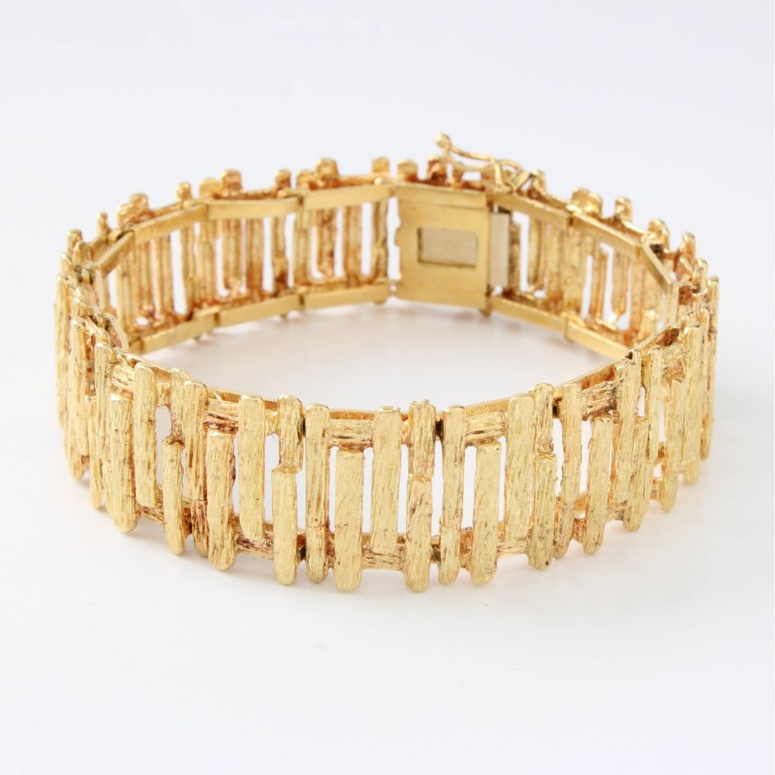 18K Bracelet: Vintage Retro Design 18 Karat Yellow Gold Interlocking Flexible Link Bracelet. Measures 7" L. Approx. weight: 21.25 grams. Kodner Galleries offers phone and absentee bidding at a low, flat 21% buyer?s