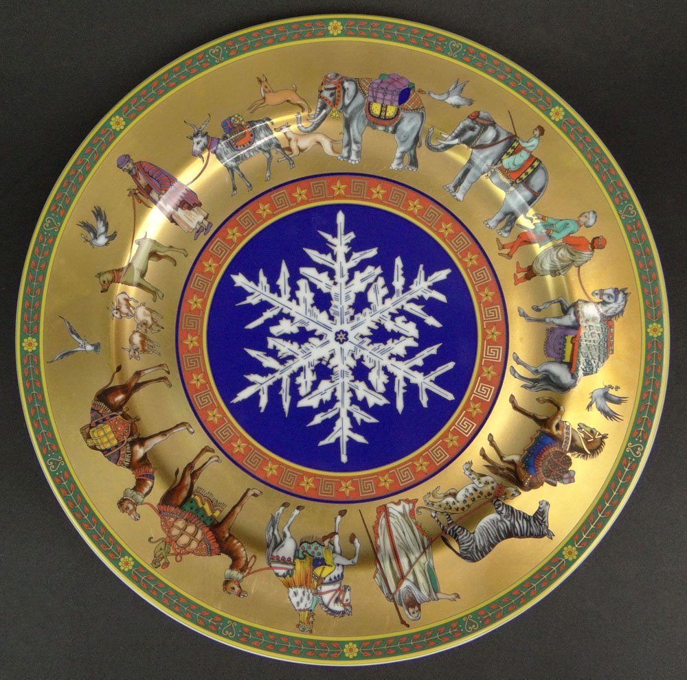 Versace Medusa Rosenthal Germany 1998 Christmas Plate.: Versace Medusa Rosenthal Germany 1998 Christmas Plate. "Cortege de Noel" #03649/15000. Very Good Condition. In Original Box. Measures 12 Inches Diameter. Shipping $38.00