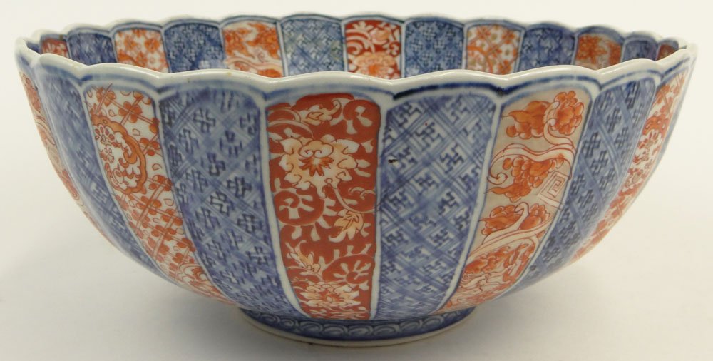 Antique Japanese Imari Bowl. Features an Eight (8): Antique Japanese Imari Bowl. Features an Eight (8) Dragon Motif and a scalloped Rim. The Center with a Vase of Flowers. The Bottom shows a single Blue Ring otherwise Unsigned. Good Condition with No C