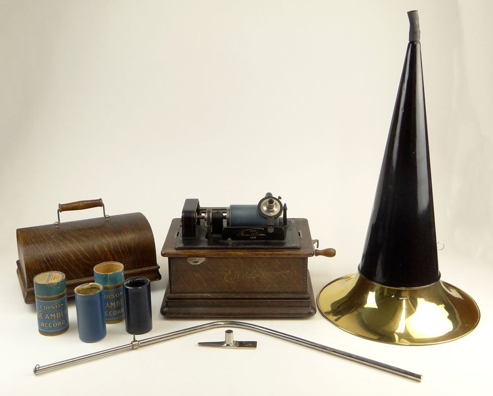 Original Thomas Edison Standard Phonograph - Model D.: Original Thomas Edison Standard Phonograph - Model D. Oak Case, Tin Horn. Includes 5 Rolls. Signed Thomas Edison Trade Mark, Original Metal Plate with Serial number 657 101. Good As Is Condition. Meas