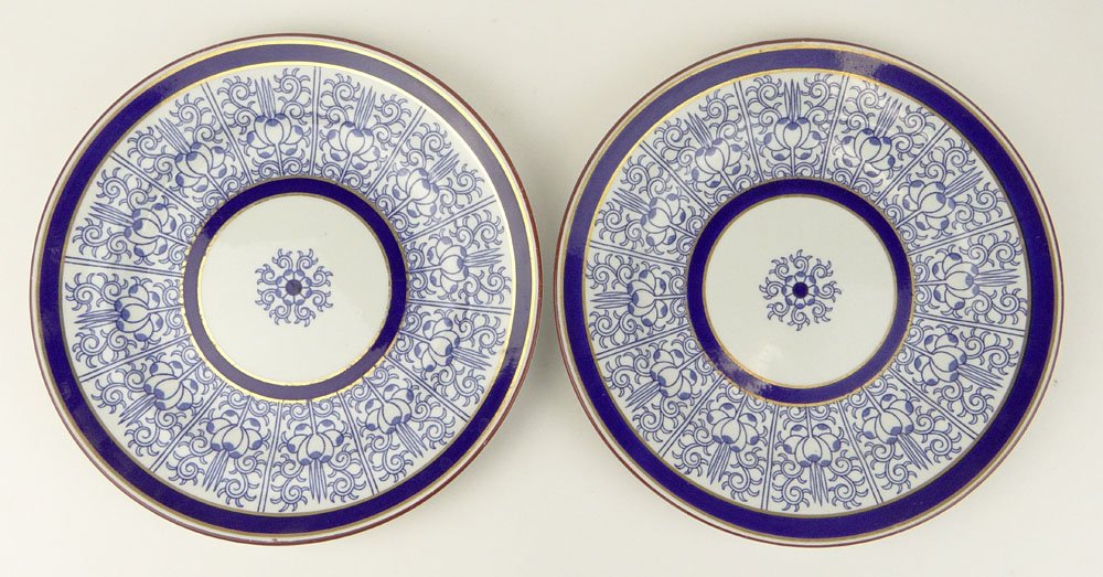 Pair of Royal Worcester Blue & White Chinese Inspired: Pair of Royal Worcester Blue & White Chinese Inspired Porcelain Plates. Signed on Bottom with Blue Back Stamp Underglaze. Minor rubbing to edges or in otherwise Good Condition. Measures 9-1/4 Inches D