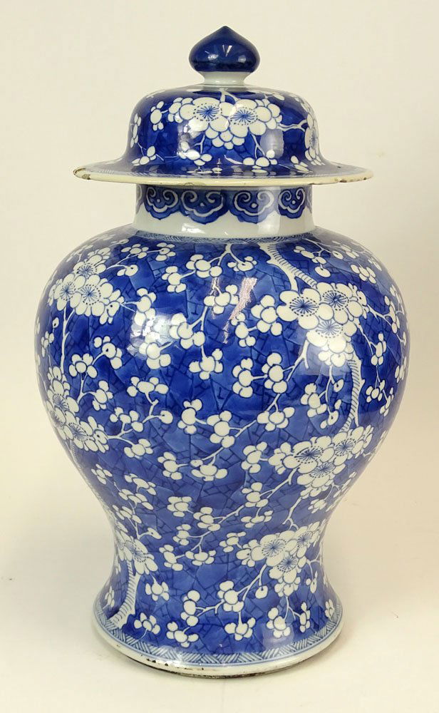 Chinese Blue and White Porcelain Covered Ginger Jar. (1 of 6)