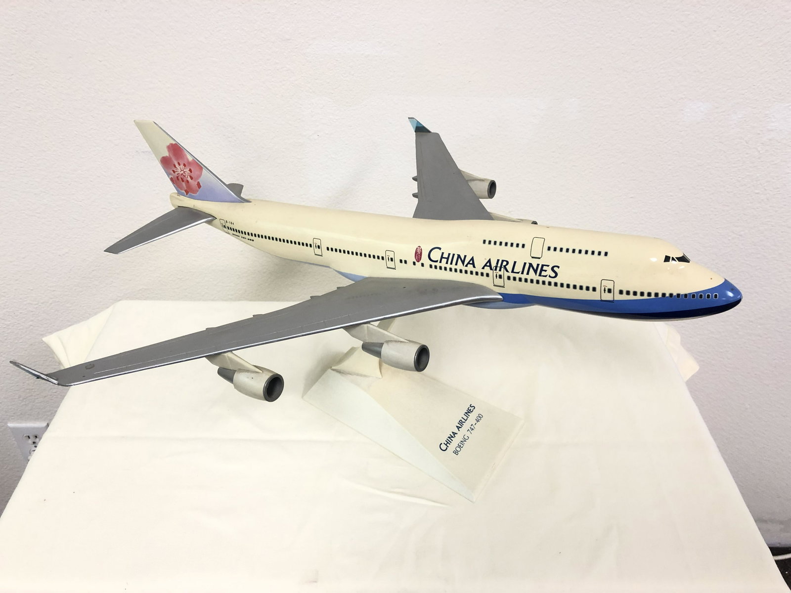 China Airlines Boeing 747 Executive Model: China Airlines Boeing 747 Executive Model - On Stand by 'Rise Soon Industrial Corp', 1:400 Scale - 21'' x 19.5'' x 10''
