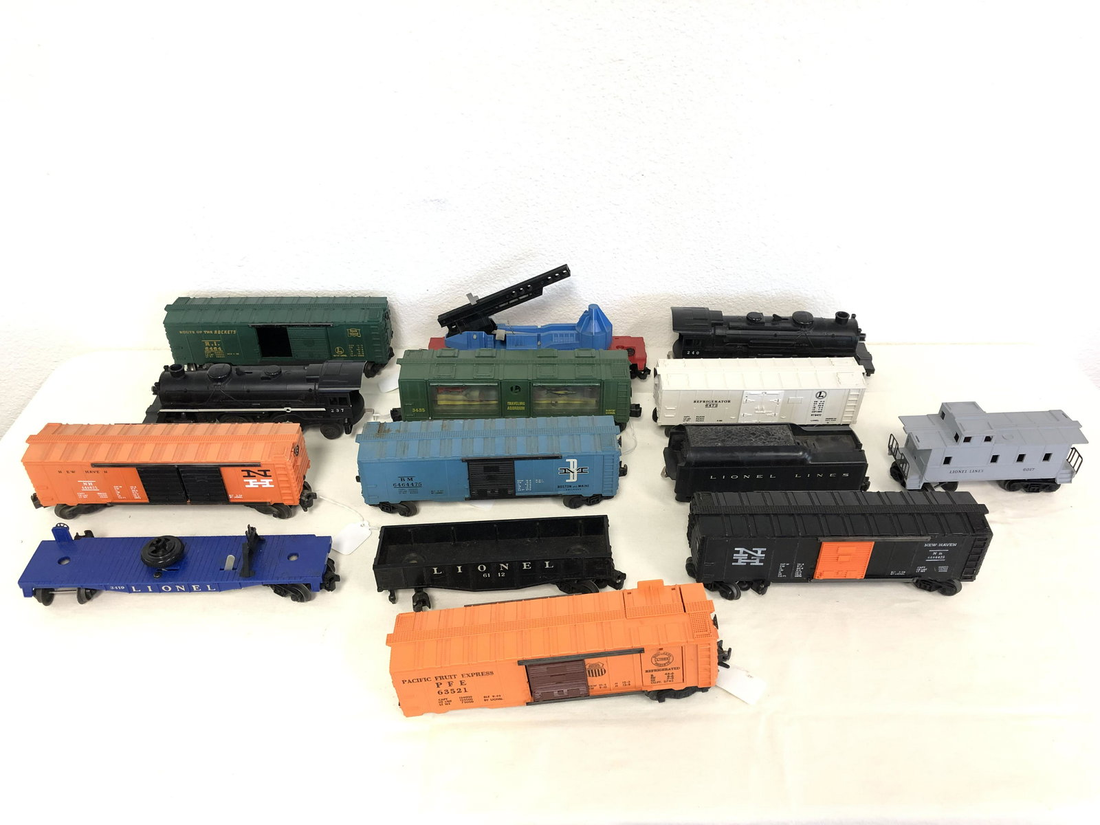 14 Asst Vtg Lionel Toy Train Items: 14 Asst Vtg Lionel Toy Train Items - Locomotives + Cars #237, 3435, 6464, 646825, 6464425, 6650 + More (inspect)