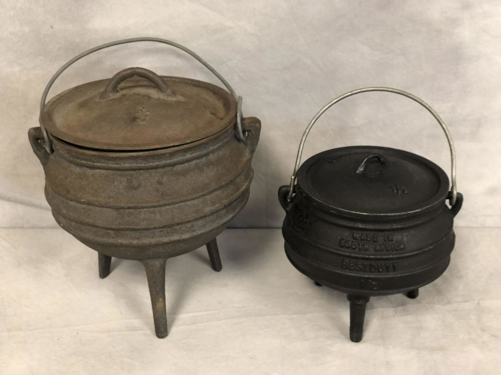 (2)Atq/Vtg Cast Iron Footed Pots w/ Lids (1 of 5)