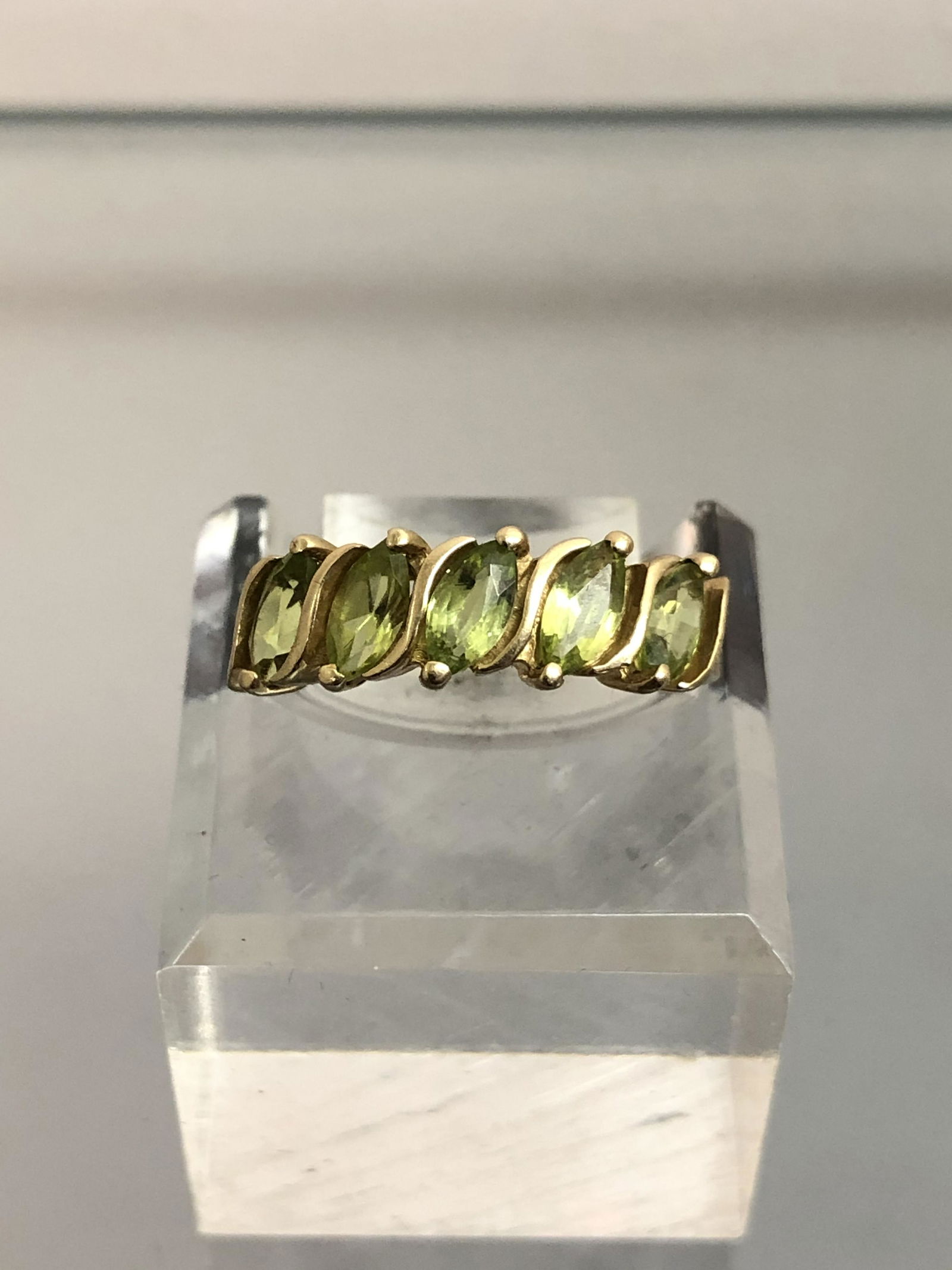 14K Yellow Gold Peridot Ring - (5)Peridot Stones, Sz 6, (1 of 4)
