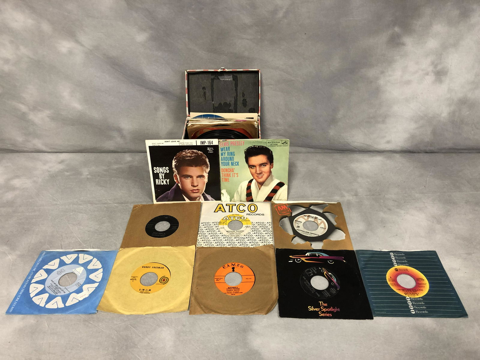 50+ Vintage 45 Vinyl Records w/ Case - Some w/ Sleeves (1 of 6)