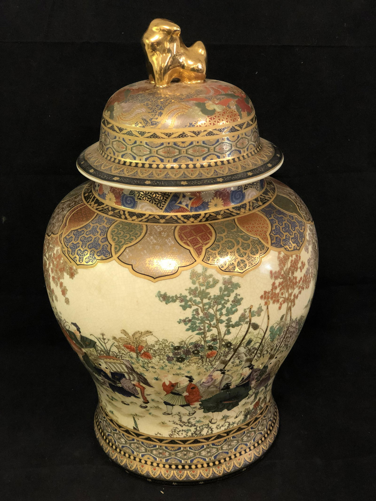 Large Satsuma Lidded Urn Pot (1 of 8)
