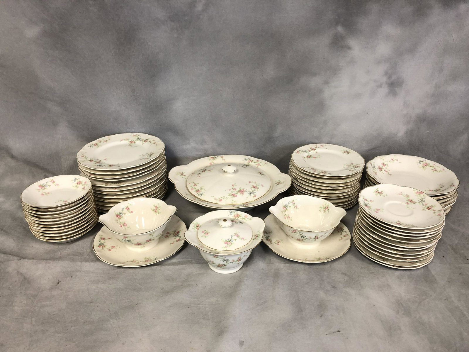 59pcs. Haviland China 'Rosanne' Pattern: 59pcs. Haviland China 'Rosanne' Pattern - Bowls, Berry Bowls, Casserole, Gravy, Salad & Bread Plates, Saucers