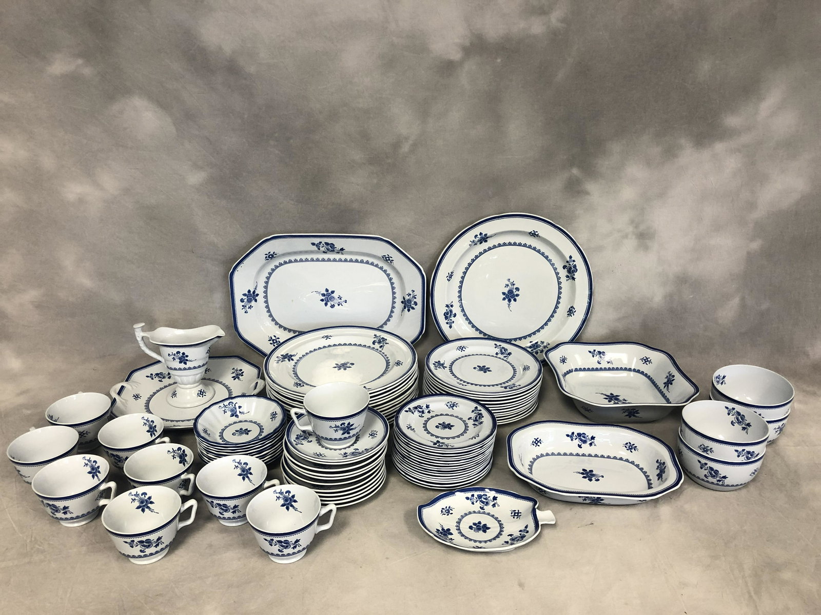 80pcs Spode Copeland Blue Gloucester China - 12 Plates: 80pcs Spode Copeland Blue Gloucester China - 12 Plates & Salads, 16 Bread, 11 Saucers, 9 Cups, 4 Bowls, 10 Berry Bowls, 3 Serving Dishes, 2 Platters & Gravy