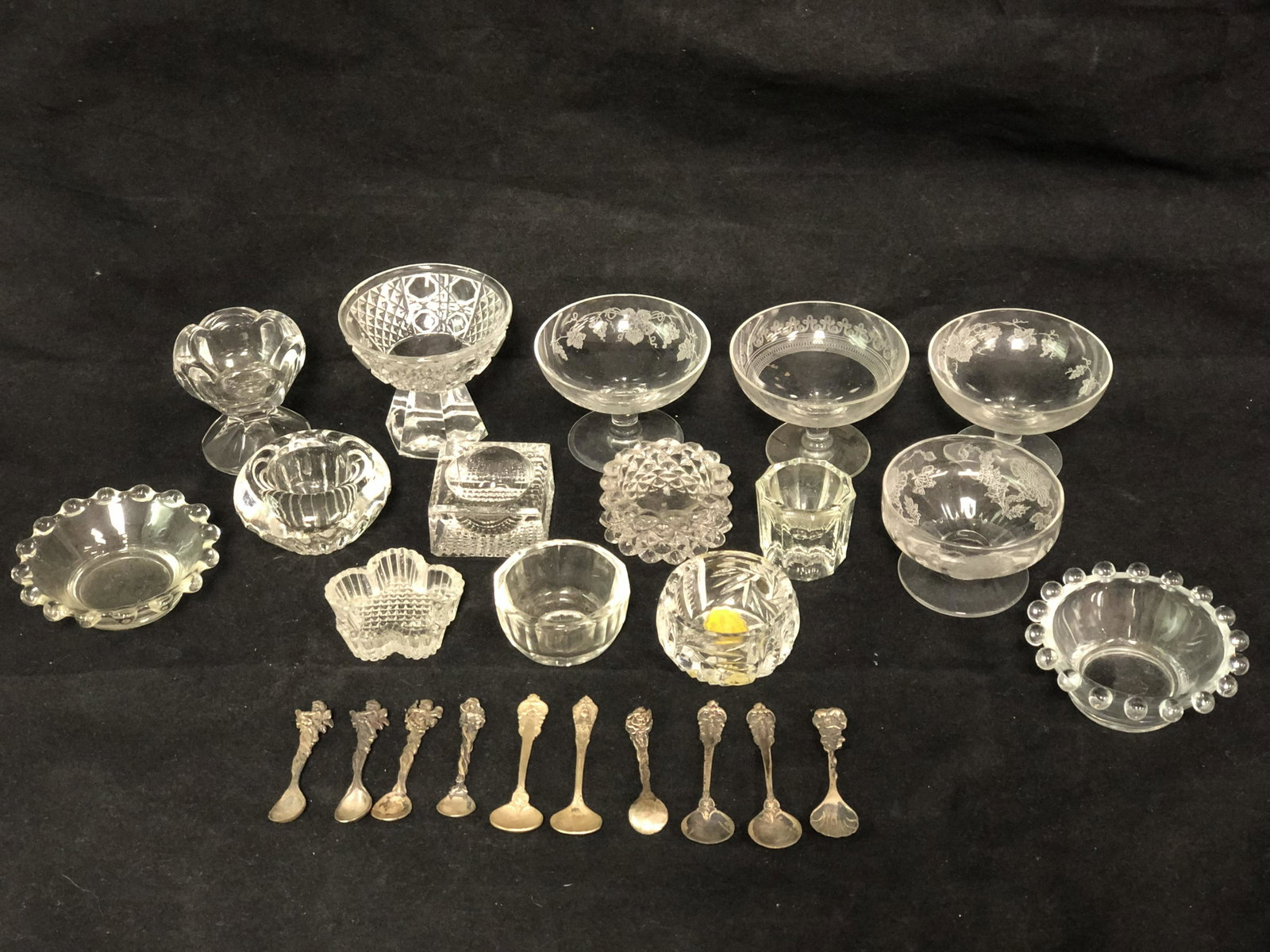 10 Sterling Salt Spoons, Master Salts & Cellars -: 10 Sterling Salt Spoons, Master Salts & Cellars - (15)Master Salts, (10)Sterling Spoons w/ Cellars - 1 Salt has Chip , 45.8g Total Sterling
