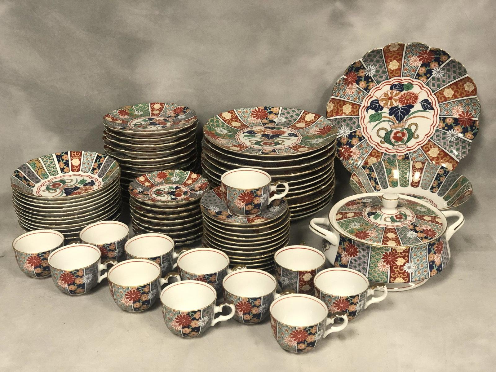 70 pcs. Imari Fan Fine Porcelain 'Arita' - (12)Dinner ,: 70 pcs. Imari Fan Fine Porcelain 'Arita' - (12)Dinner , (12)Salad, (8) Bread Plates , (12)Saucers w/ Cups, (11)Bowls, Serving Bowl, Platter, Casserole