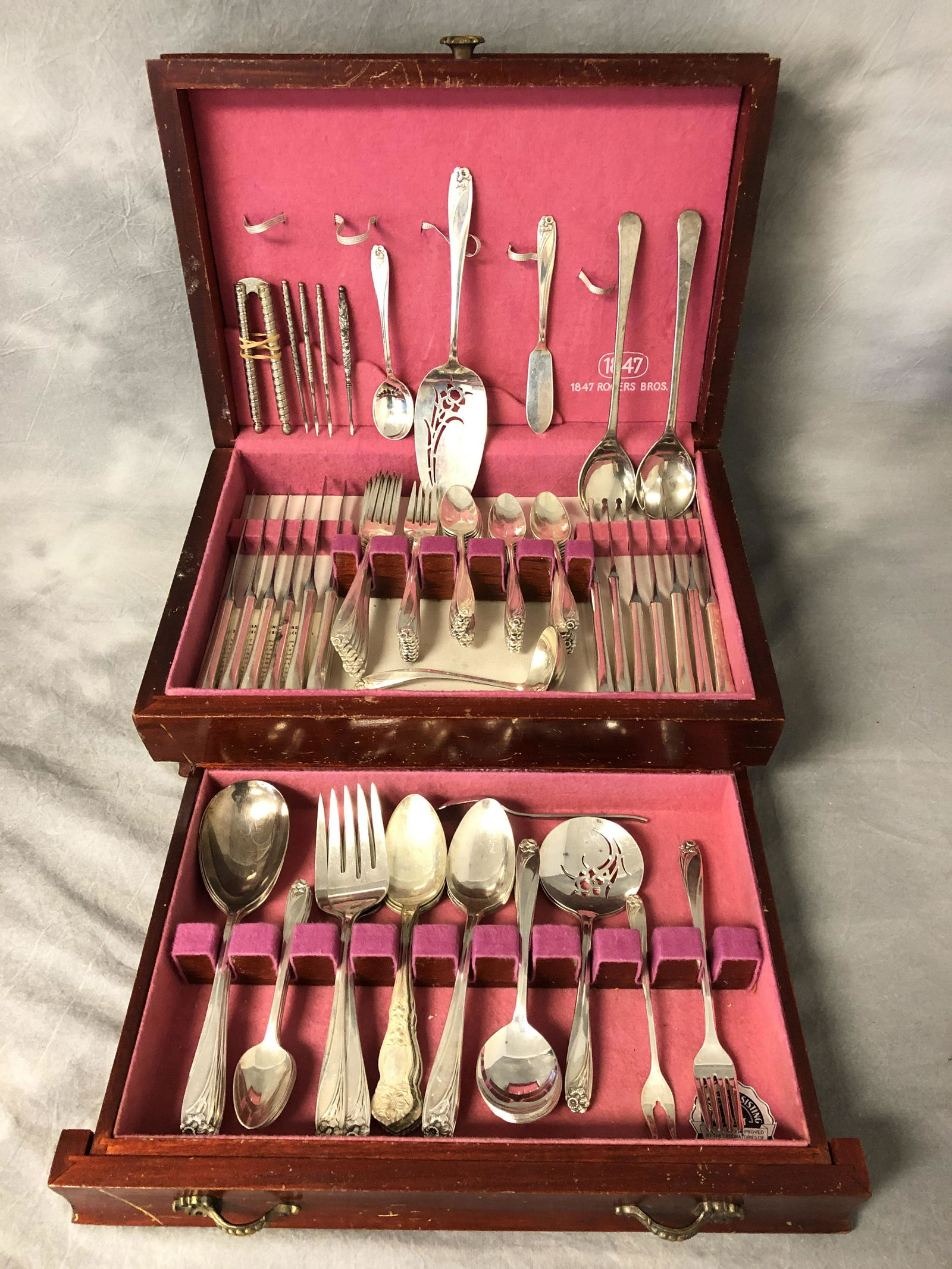 90pcs Rogers Bros 'Daffodil' Plated Flatware - Serving: 90pcs Rogers Bros 'Daffodil' Plated Flatware - Serving Spoons, Forks, Soup Spoons, Table / Tea Spoons, Salad Forks, Dinner Knives & More w/ Extra pieces