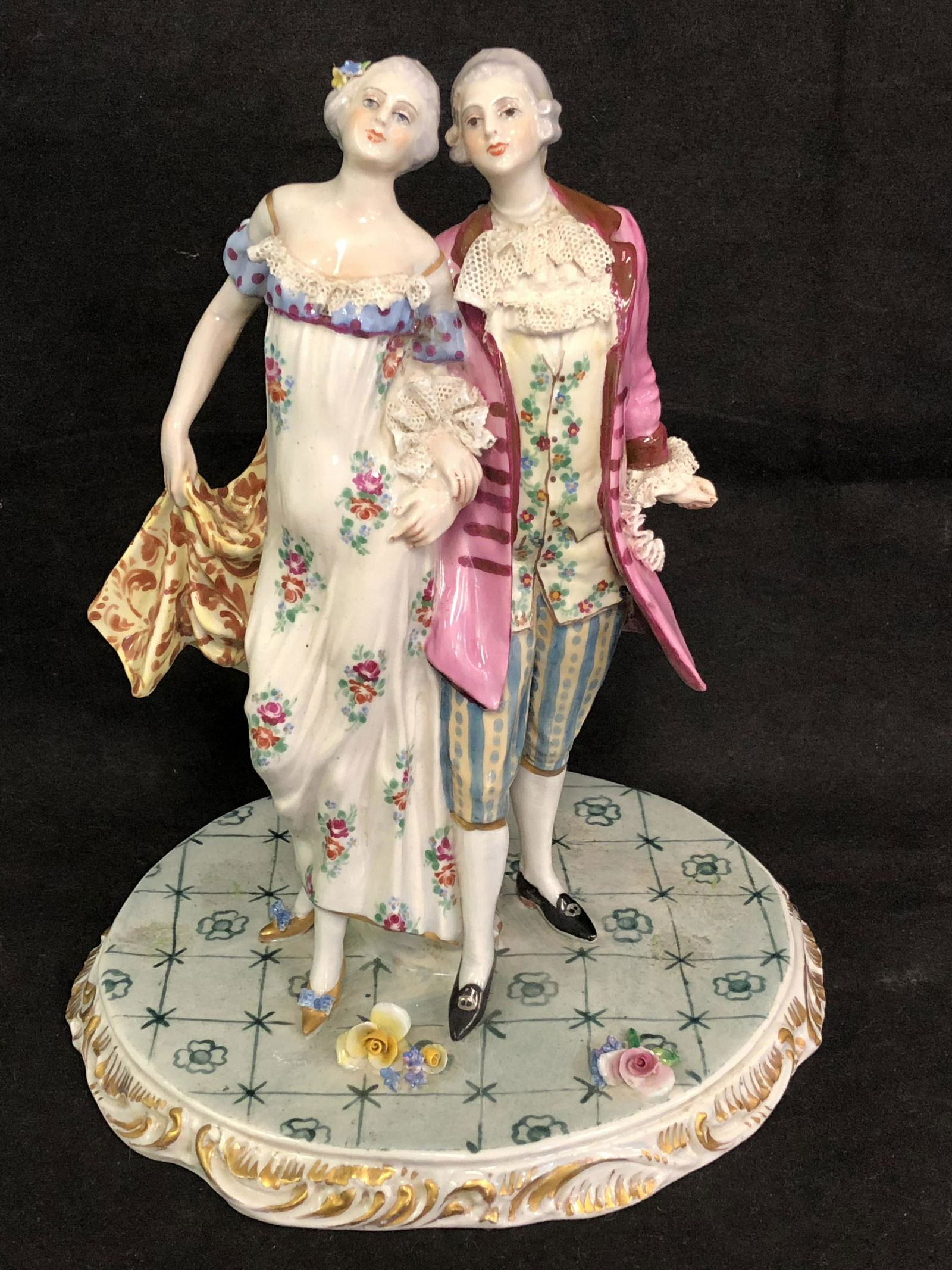 Atq Capodimonte Figurine, 6'' x 8'' - Inspect Lace: Atq Capodimonte Figurine, 6'' x 8'' - Inspect Lace