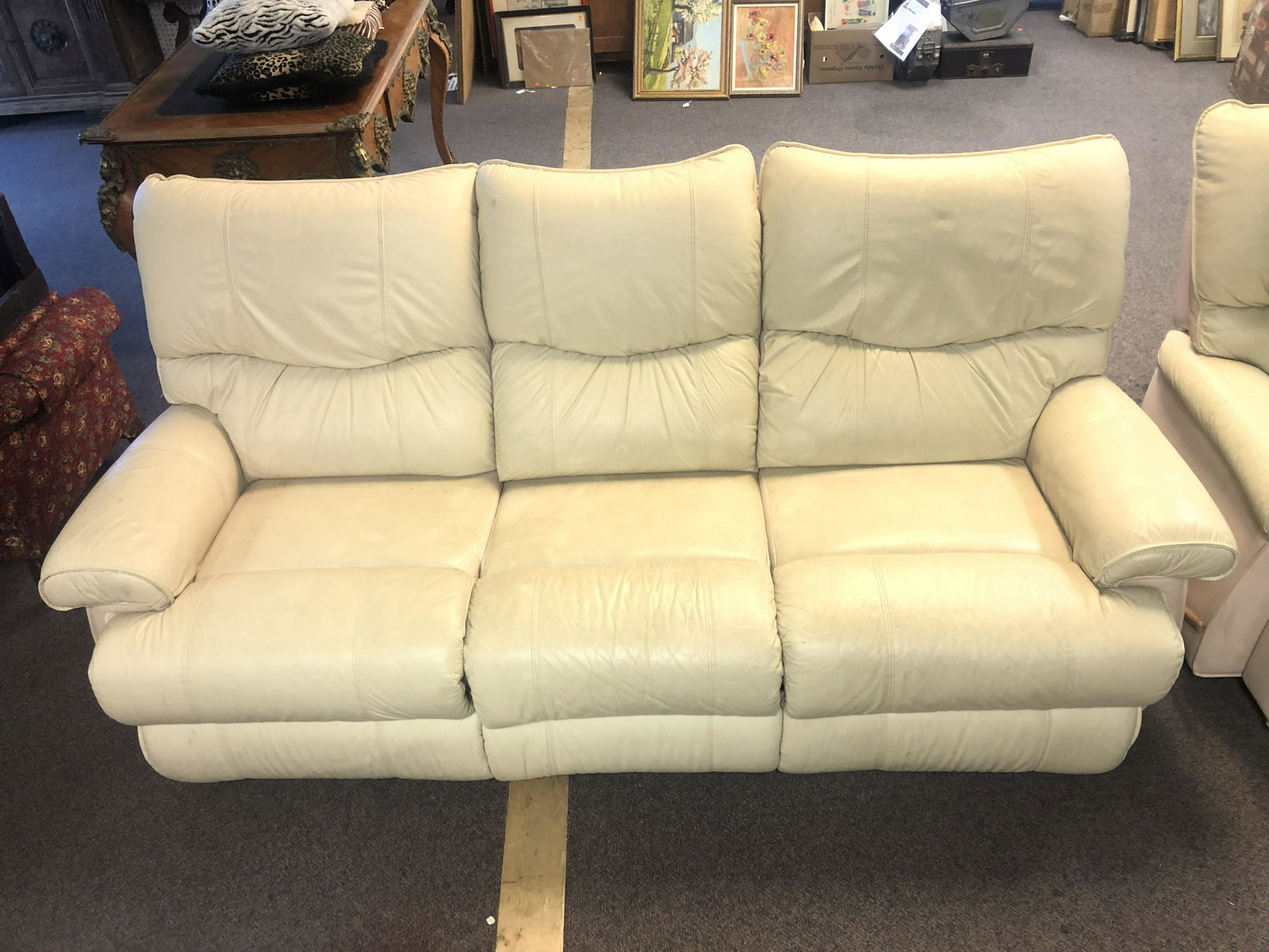 La-Z-Boy Leather Recling Couch, 86'' x 36'' x 40'' -: La-Z-Boy Leather Recling Couch, 86'' x 36'' x 40'' - End Chairs Recline - Pick Up or Arrange Own Shipping -